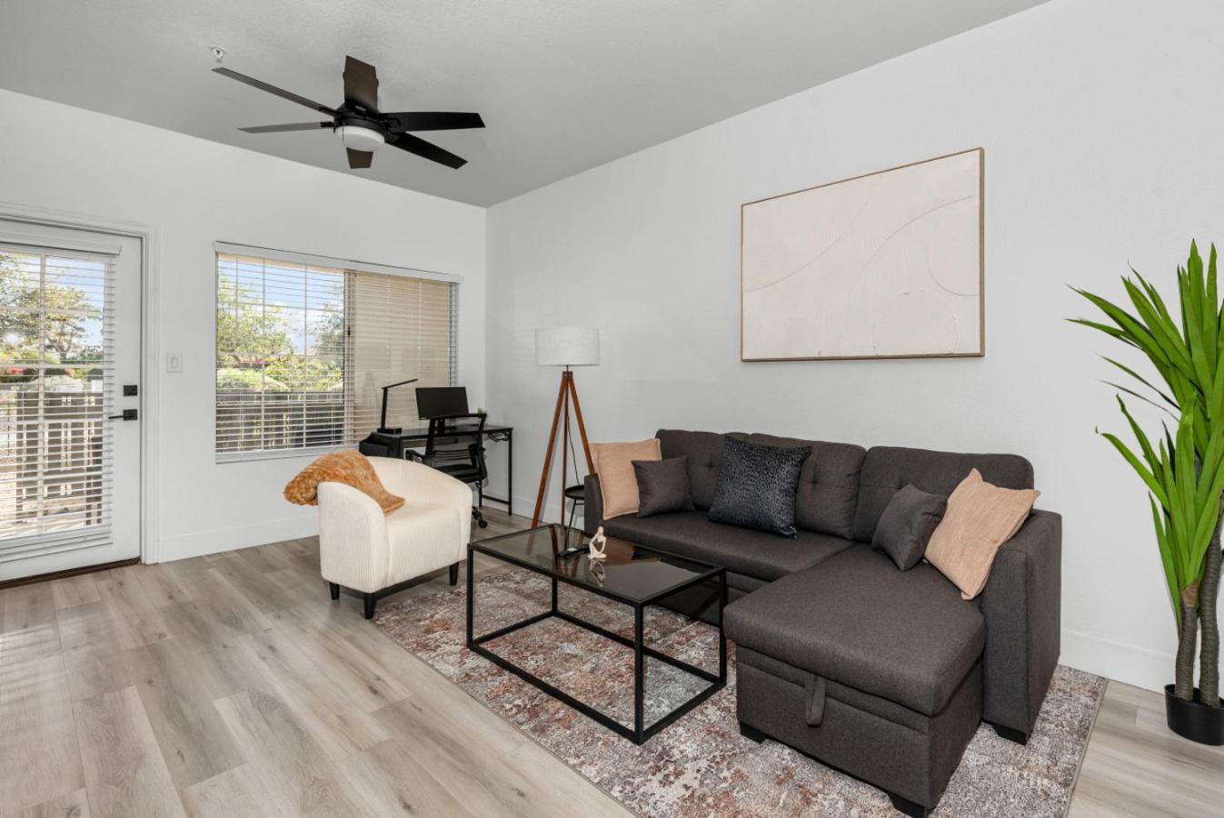 Sleek 2br-pool, Yoga Rm, Gym, Cabanas, Bbq,prkng Apartamento *