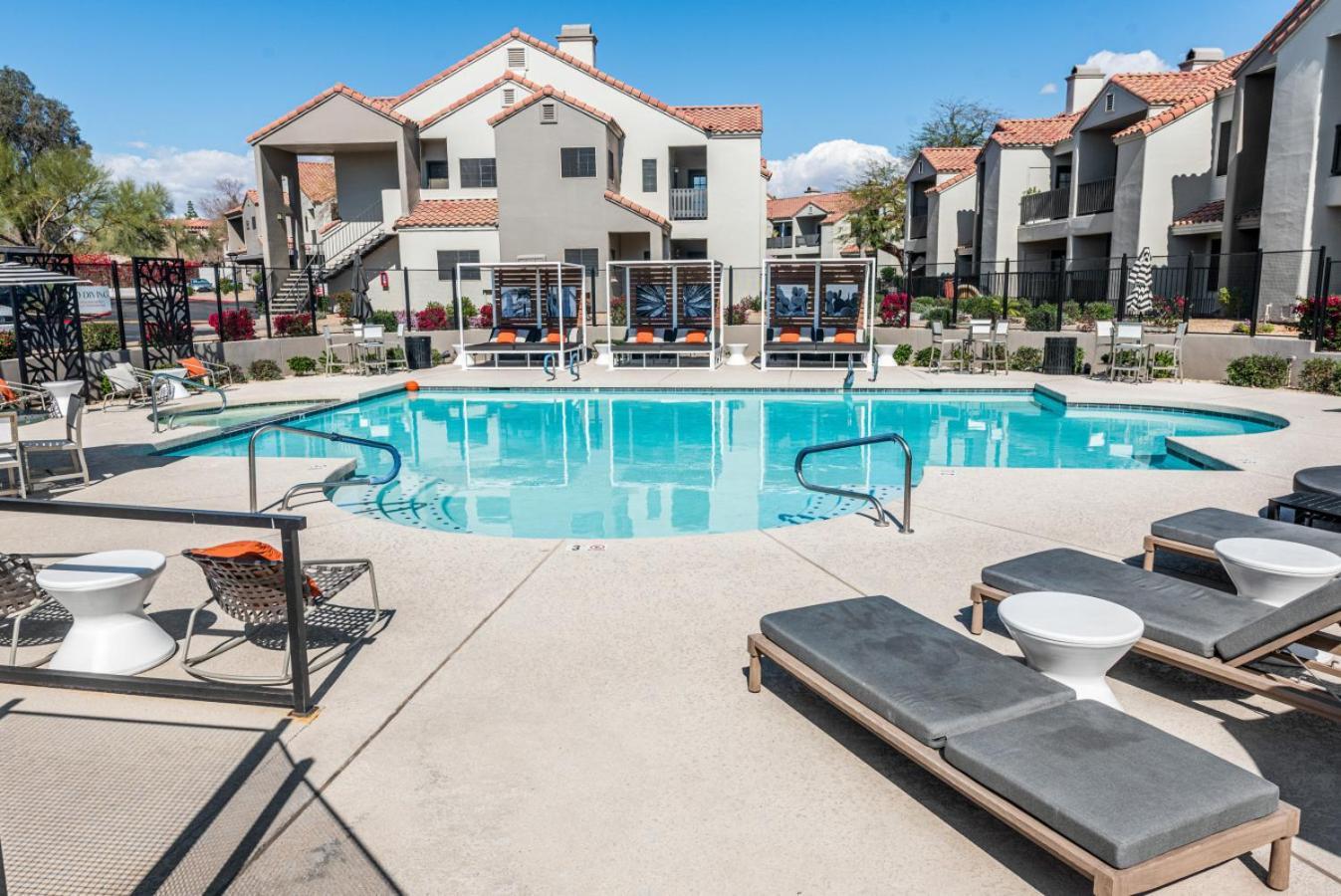 Sleek 2br-pool, Yoga Rm, Gym, Cabanas, Bbq,prkng Apartment