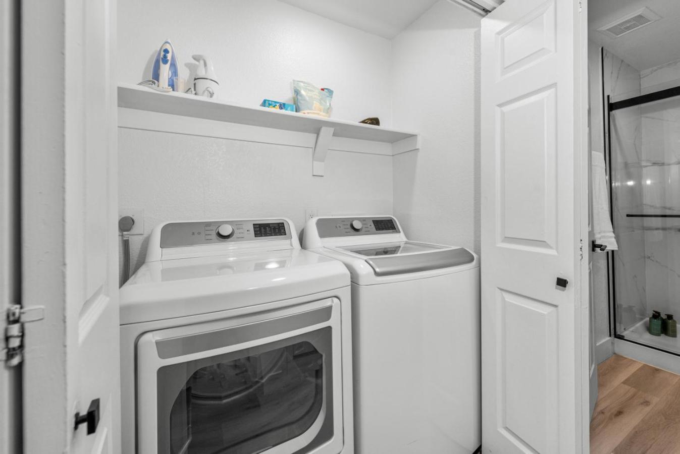 Sleek 2br-pool, Yoga Rm, Gym, Cabanas, Bbq,prkng Apartment *