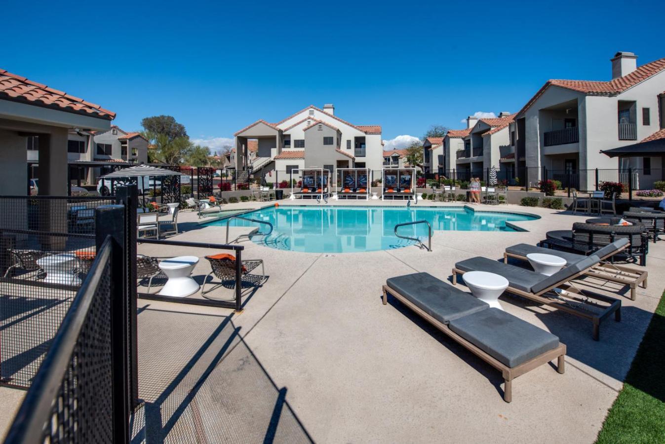 Sleek 2br-pool, Yoga Rm, Gym, Cabanas, Bbq,prkng Scottsdale