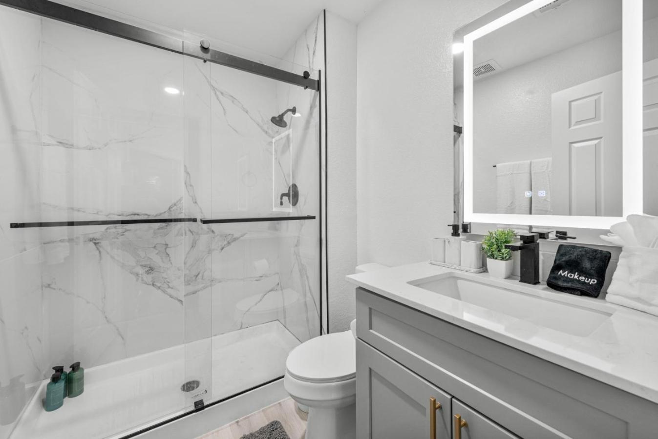 Apartment Sleek 2br-pool, Yoga Rm, Gym, Cabanas, Bbq,prkng