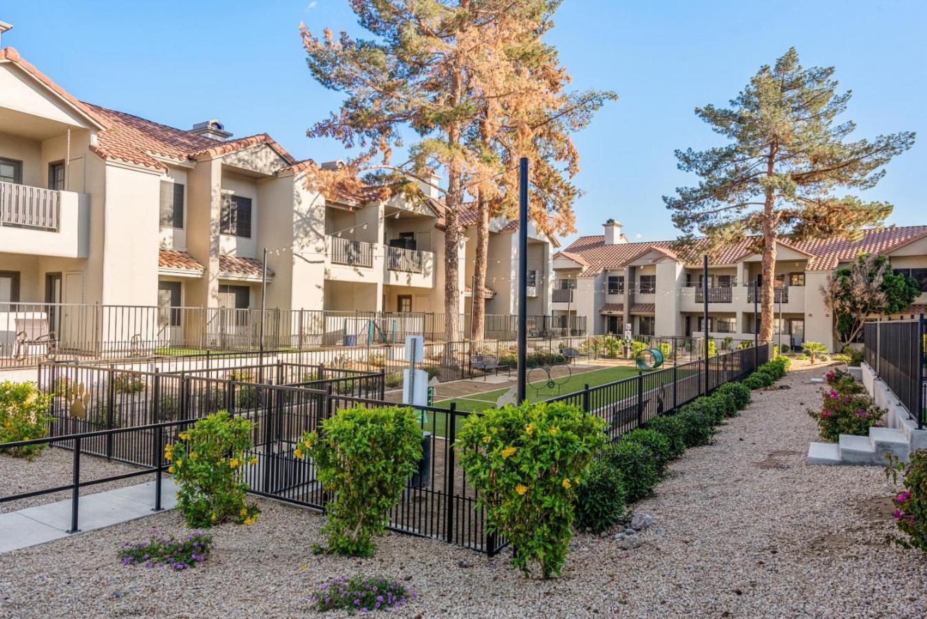 Sleek 2br-pool, Yoga Rm, Gym, Cabanas, Bbq,prkng Apartment *