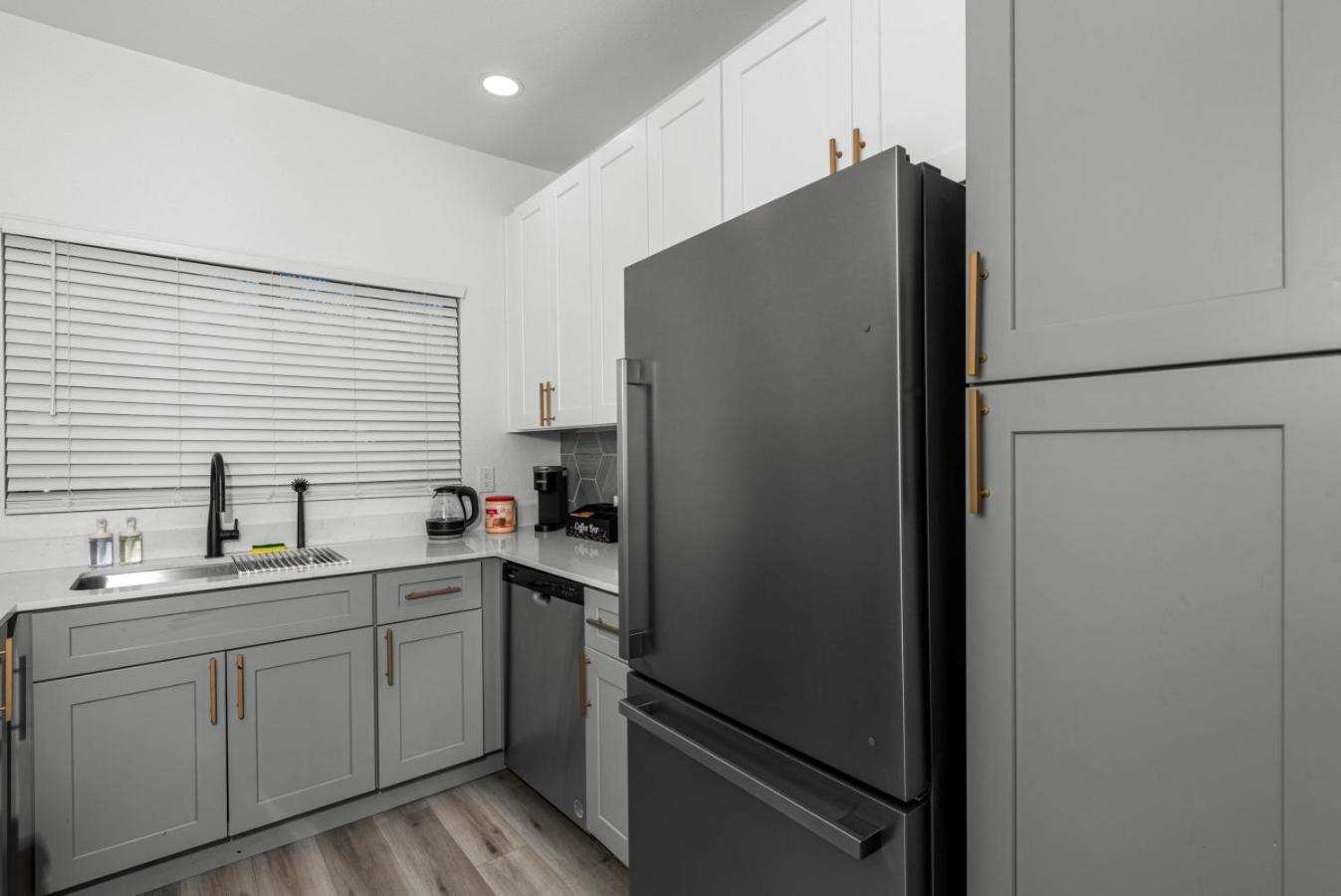 Sleek 2br-pool, Yoga Rm, Gym, Cabanas, Bbq,prkng