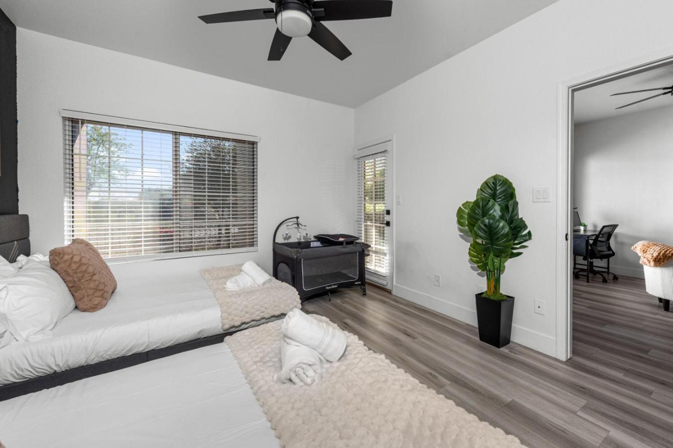 Sleek 2br-pool, Yoga Rm, Gym, Cabanas, Bbq,prkng Scottsdale