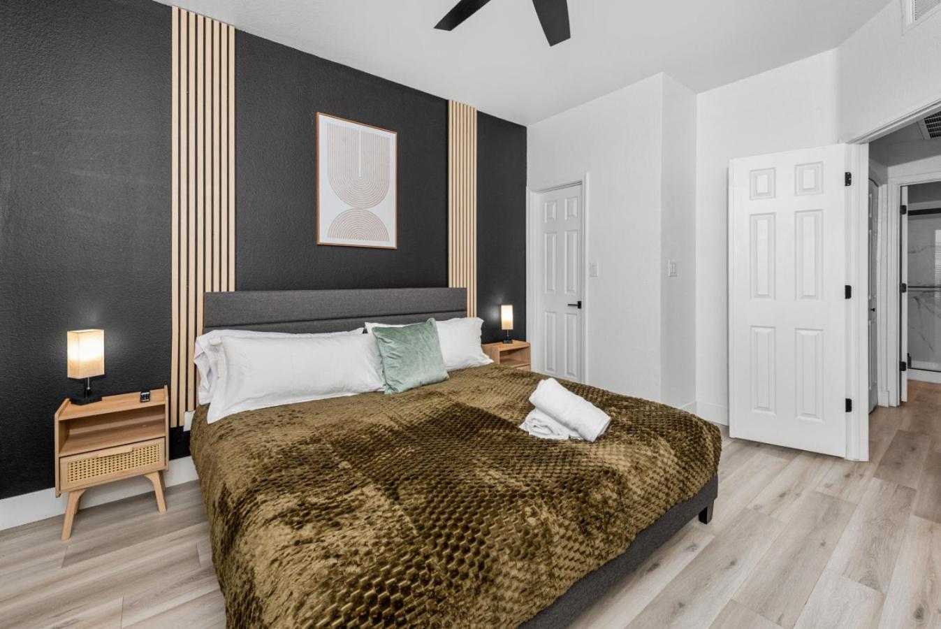 Apartment Sleek 2br-pool, Yoga Rm, Gym, Cabanas, Bbq,prkng Scottsdale